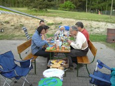 Saarmund Grillen, kr�ftig aufgetischt durch unsere Begleitcrew